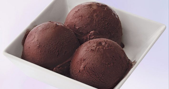 Presentación de tres bolas de Helado Capra de sabor Chocolate Noir en sección Nuestros helados.