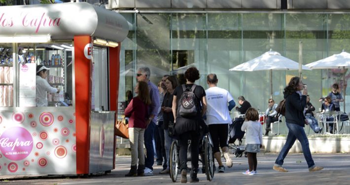 Gente haciendo cola para comprar un helado en Helados Capra, junto al Museo de Bellas Artes de Bilbao.