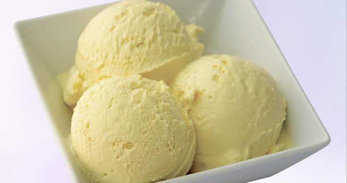 Presentación de tres bolas de Helado Capra de sabor Vainilla en sección Nuestros helados.